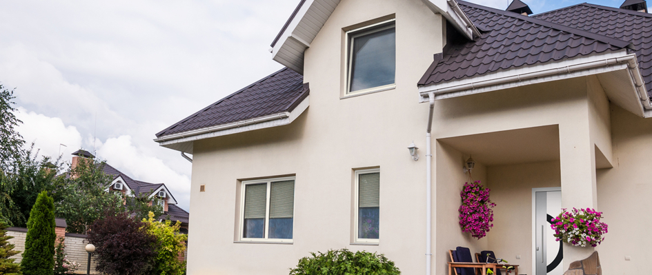 Façade de maison rénovée avec fenêtres et porte d'entrée