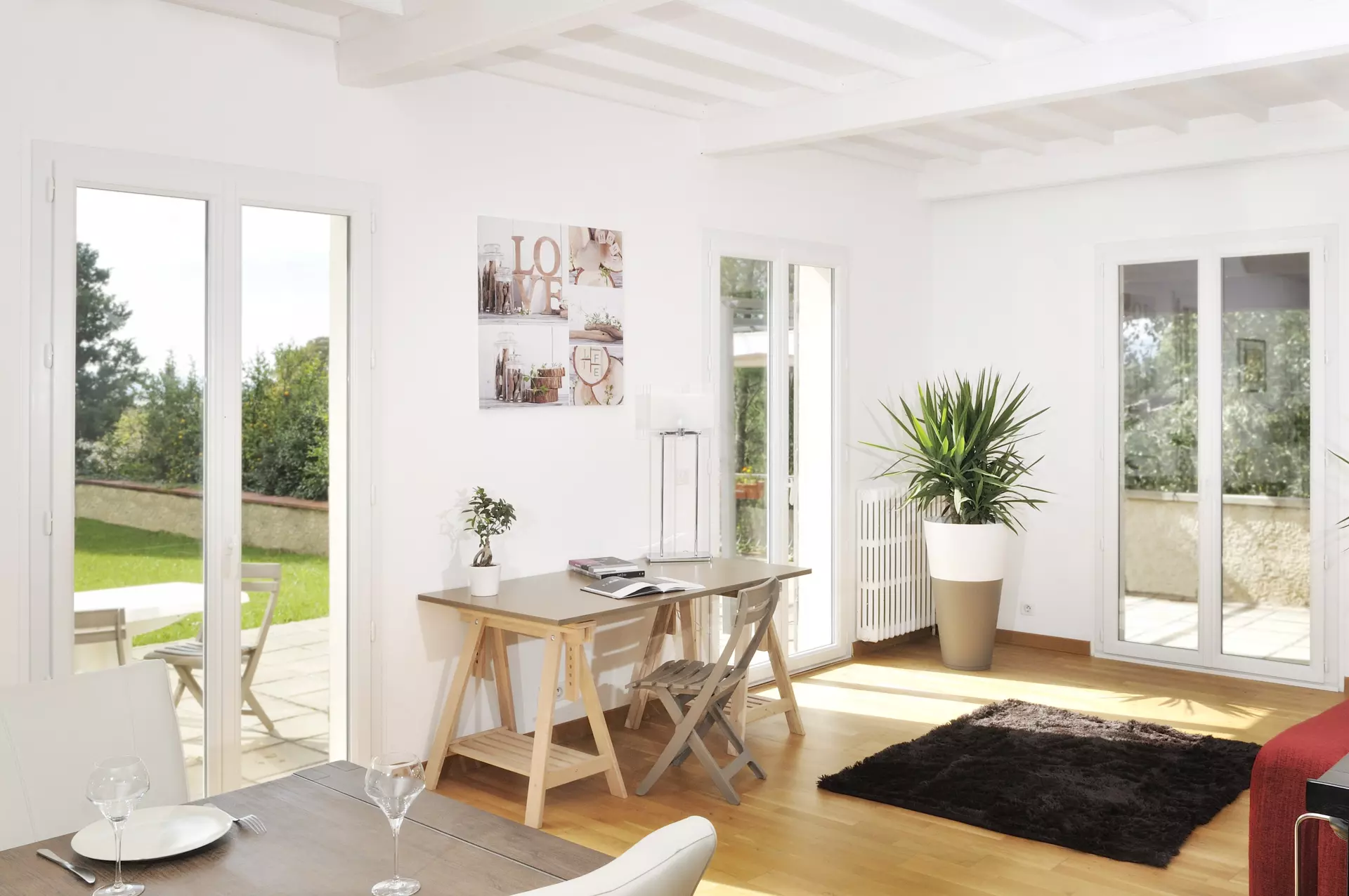 Intérieur lumineux avec grandes ouvertures blanches