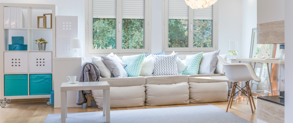 Salon lumineux avec grandes fenêtres