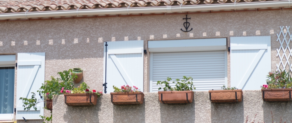 Maison avec volets battants blancs